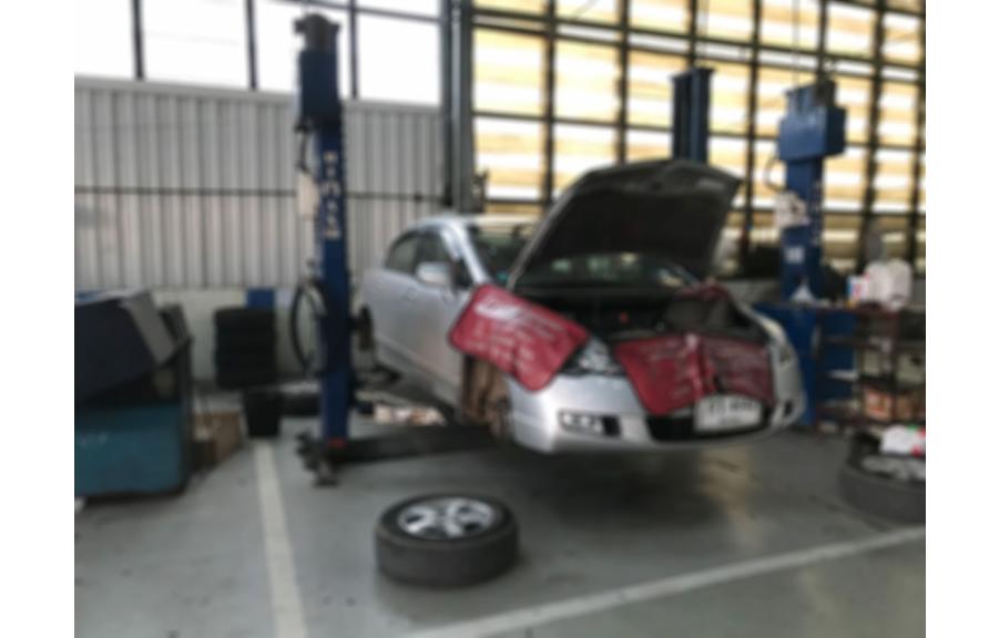 Unde îți repari mașina: La service Land Rover sau la mecanicul de cartier?